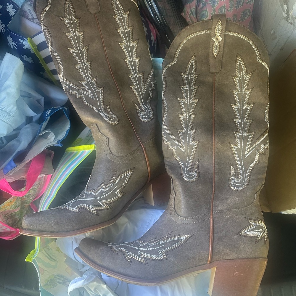 Knee high brown cowgirl boots. Worn once to concert.